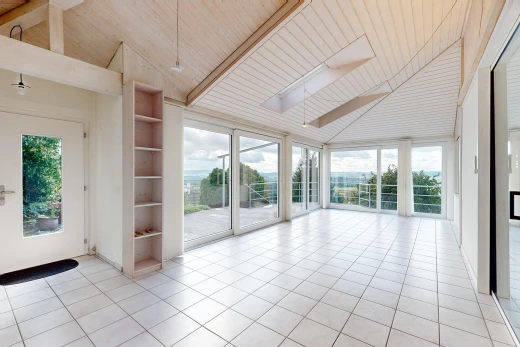 leerer raum mit holzdecke, fliesenboden, und natürliches licht