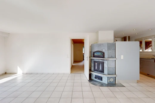 innenraum mit fliesenboden