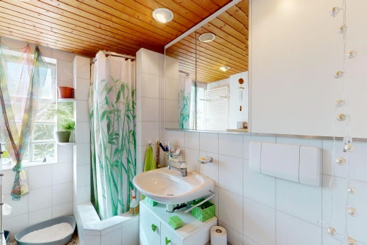 bad mit holzdecke, spiegel, schminktisch, natürliches licht, und fliesenwand