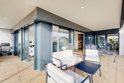 terrasse mit grill und wohnraum im freien