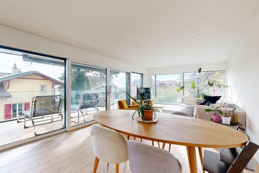 esszimmer mit natural light, natürliches licht, inside property, wood finish floor, und holzfußboden