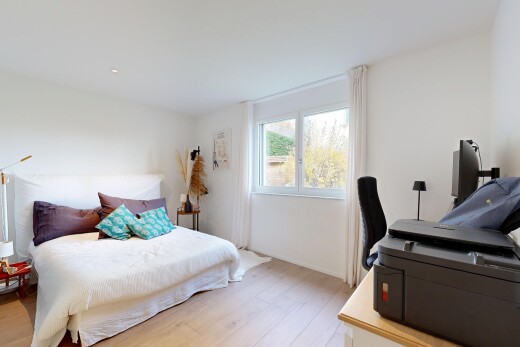 zimmer / schlafzimmer mit gipskartonwand, drywall, holzfußboden, wood finish floor, und natürliches licht