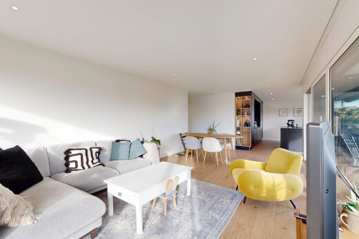 wohn- / esszimmer mit wood finish floor, holzfußboden, inside property, drywall, und gipskartonwand