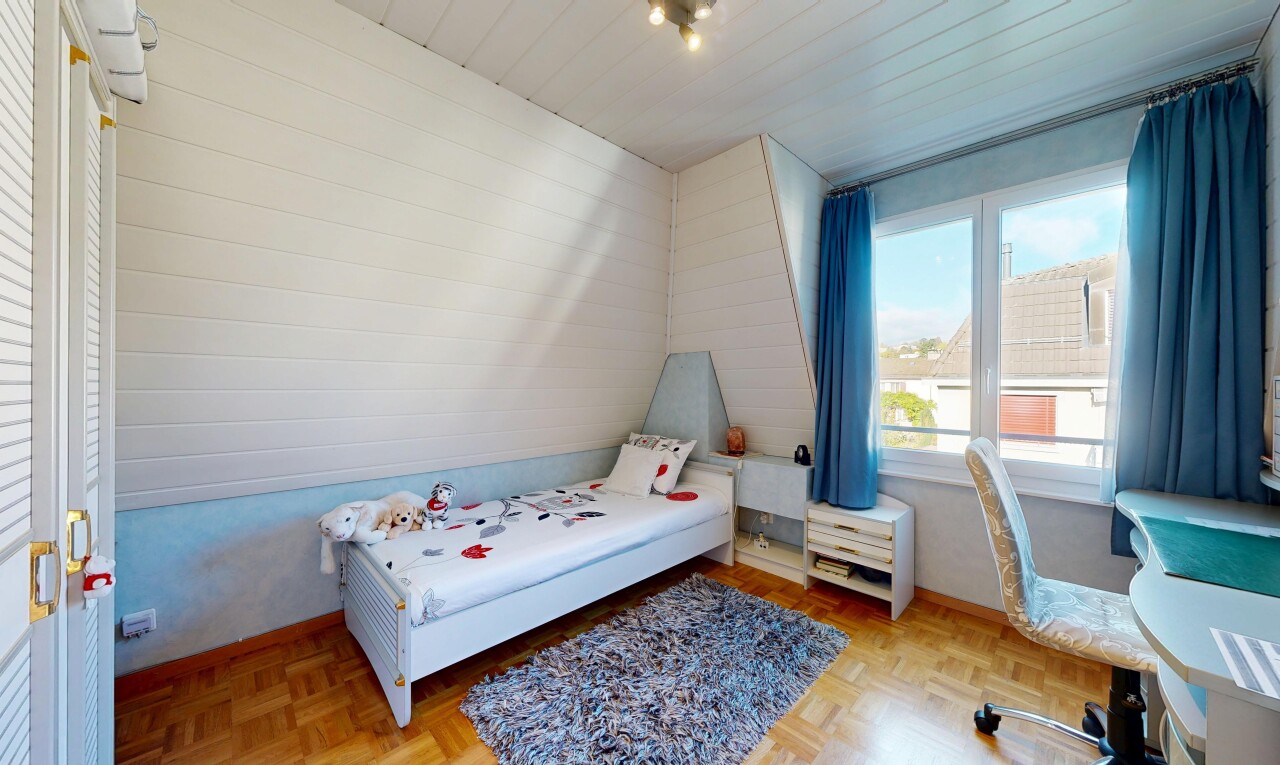 chambre avec lumière naturelle, natural light, parquet floor, inside property, et day time
