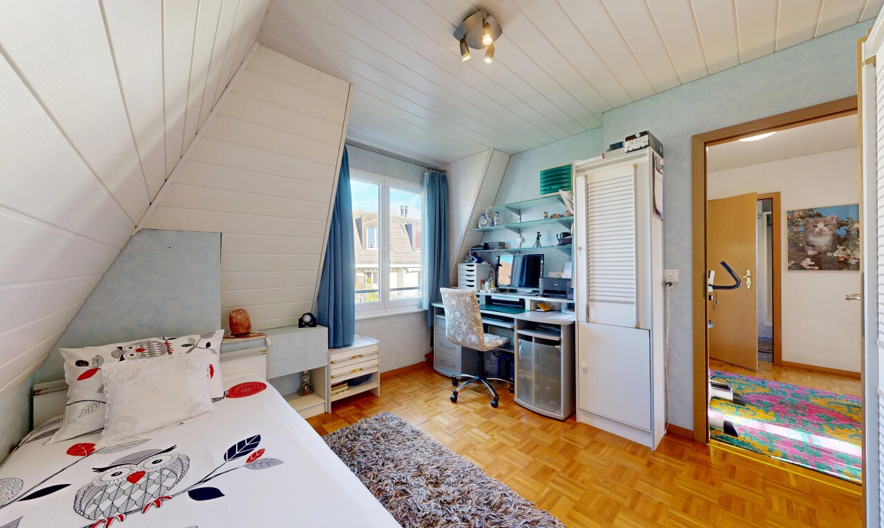 chambre avec lumière naturelle, natural light, inside property, parquet floor, et télévision