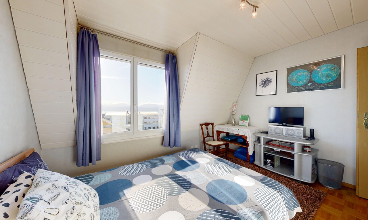 chambre avec natural light, lumière naturelle, télévision, inside property, et parquet floor