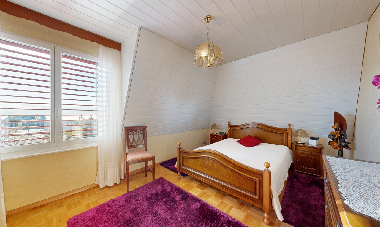 chambre avec natural light, lumière naturelle, inside property, parquet floor, et lustre remarquable