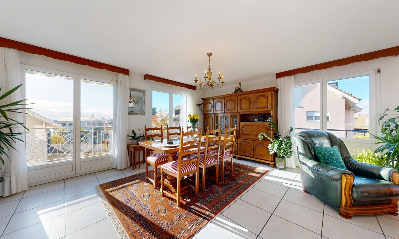 salle à manger avec day time, natural light, lumière naturelle, lustre remarquable, et tile floor