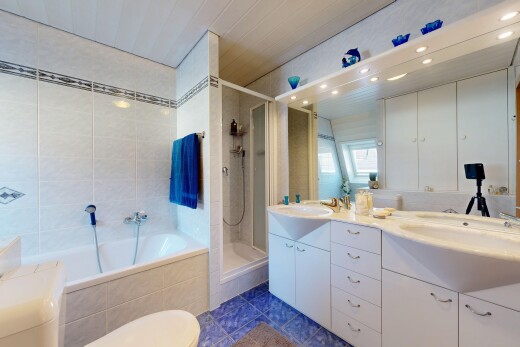 salle de bains avec double vasque, douche, salle de bain complète, inside property, et bain