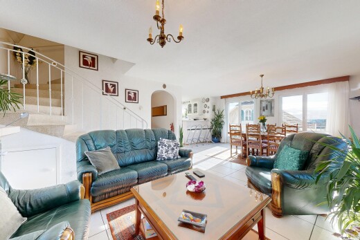salon / salle à manger avec lustre remarquable, tile floor, sol en carrelage, natural light, et lumière naturelle