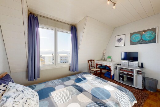 chambre avec natural light, lumière naturelle, télévision, inside property, et parquet floor