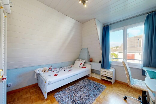 chambre avec lumière naturelle, natural light, parquet floor, inside property, et day time