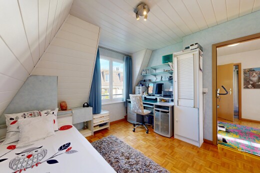 chambre avec lumière naturelle, natural light, inside property, parquet floor, et télévision