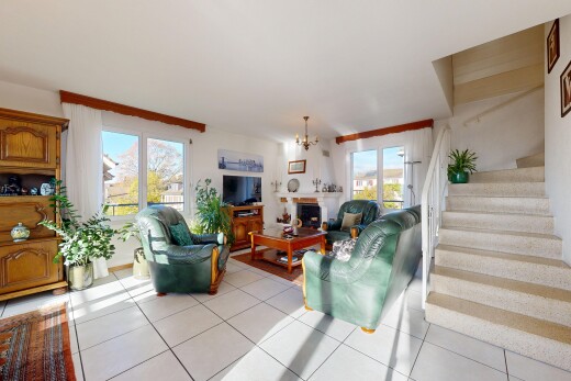 salon avec natural light, lumière naturelle, lustre remarquable, escaliers, et tile floor