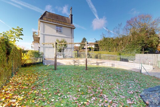 façade avec clôture, pelouse, cheminée, day time, et toit en tuiles