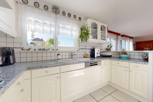 cuisine avec armoires en arc, lumière naturelle, natural light, dosseret, et backsplash