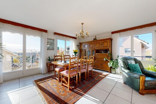 salle à manger avec day time, natural light, lumière naturelle, lustre remarquable, et tile floor