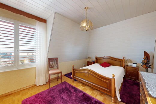chambre avec natural light, lumière naturelle, inside property, parquet floor, et lustre remarquable
