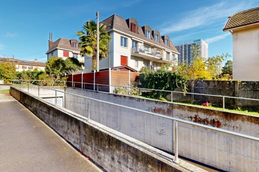 façade avec day time, clôture, toit mansardé, et power lines view