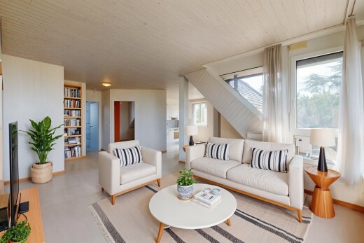 wohnzimmer mit inside property, natural light, natürliches licht, wood ceiling, und holzdecke