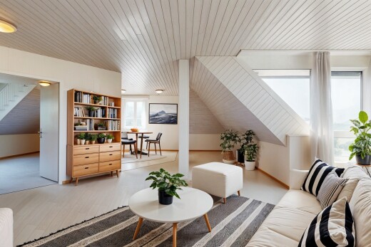 wohnzimmer mit natural light, natürliches licht, inside property, drywall, und gipskartonwand