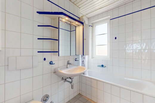 bad mit tile tub, tile wall, fliesenwand, bad, und inside property