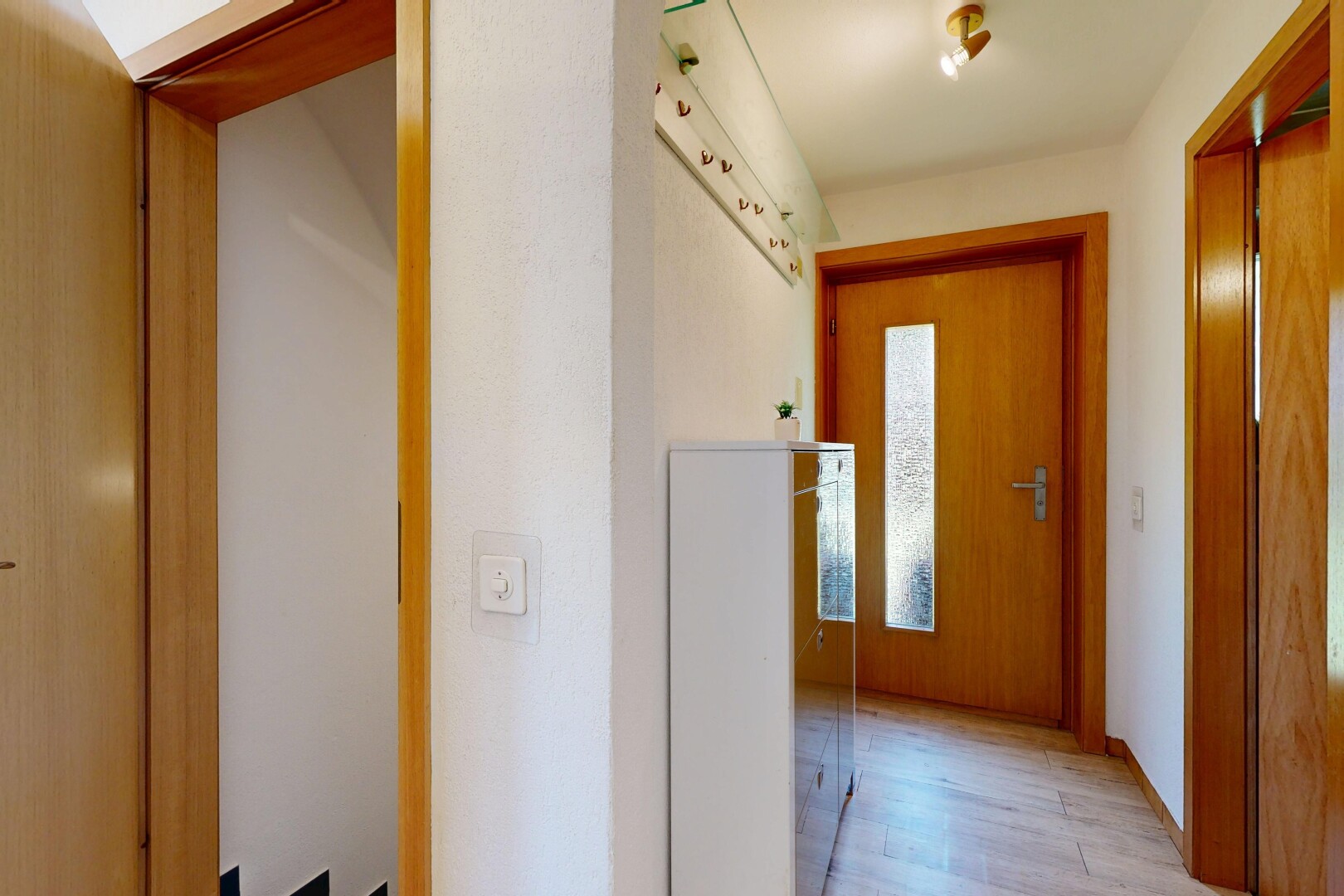 halle / korridor mit inside property, gipskartonwand, drywall, natürliches licht, und natural light