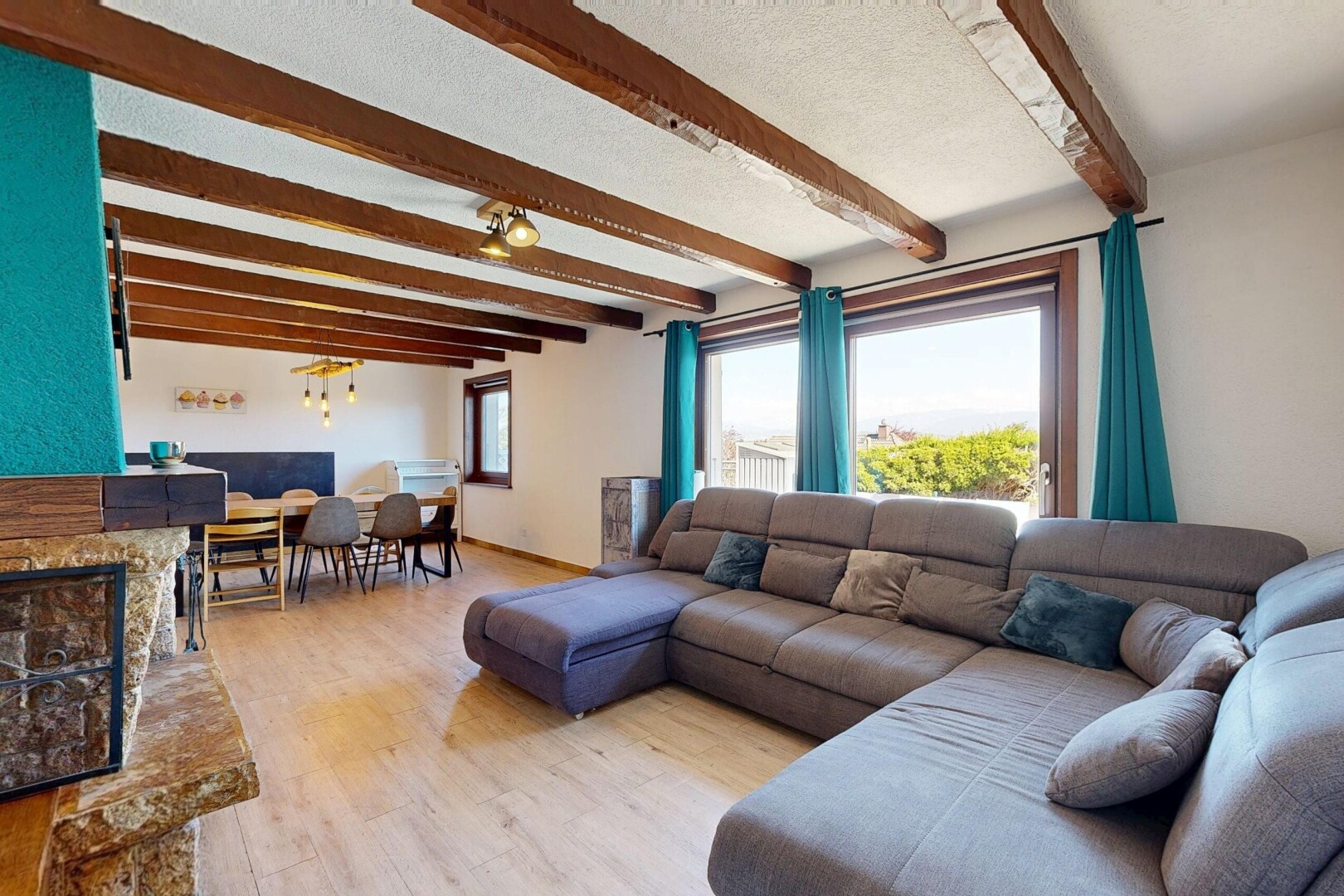 wohn- / esszimmer mit inside property, beamed ceiling, balkendecke, natural light, und natürliches licht