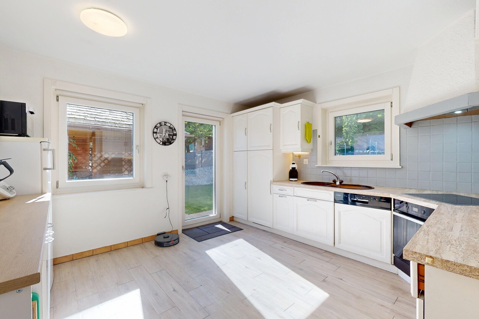 küche mit bogenförmige schränke, arched cabinets, arbeitsplatten, light countertops, und light floor