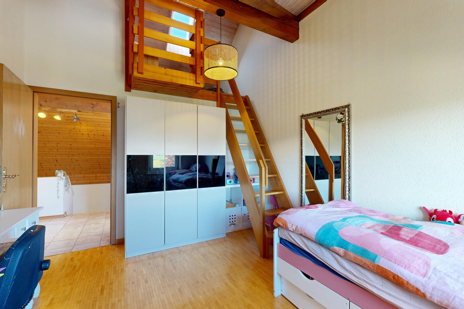 zimmer / schlafzimmer mit wood finish floor, holzfußboden, high ceiling, hohe decke, und beamed ceiling