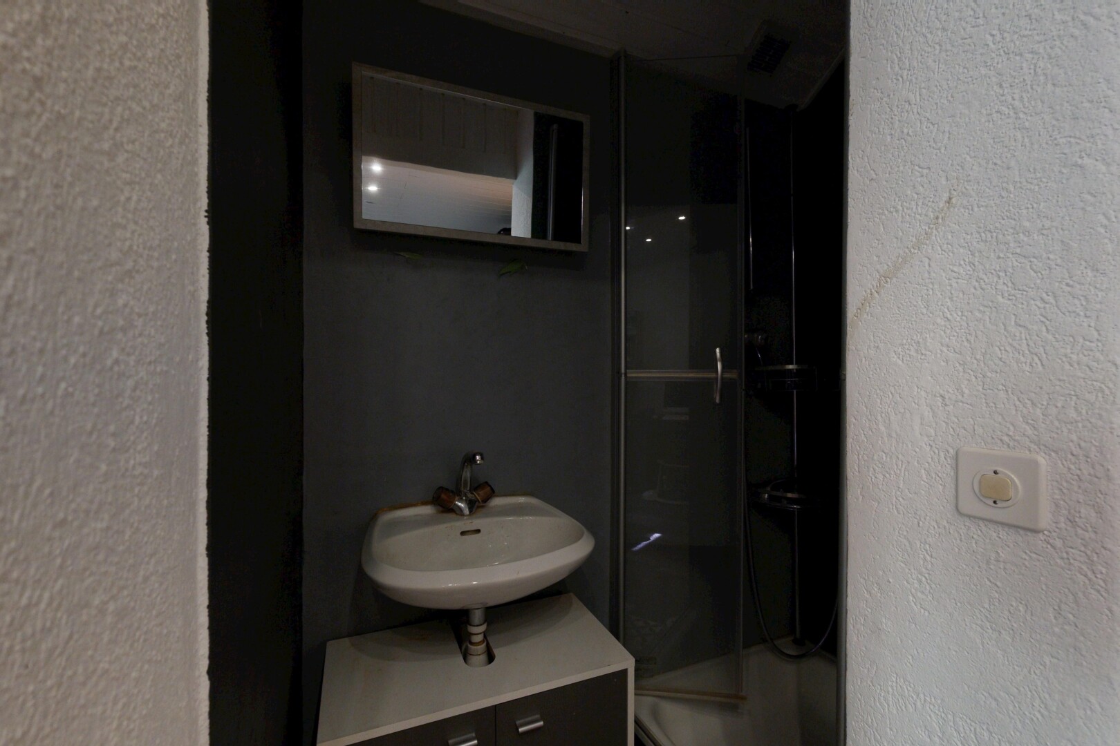 bad mit strukturierte wand, textured wall, dusche, komplettes badezimmer, und waschbecken