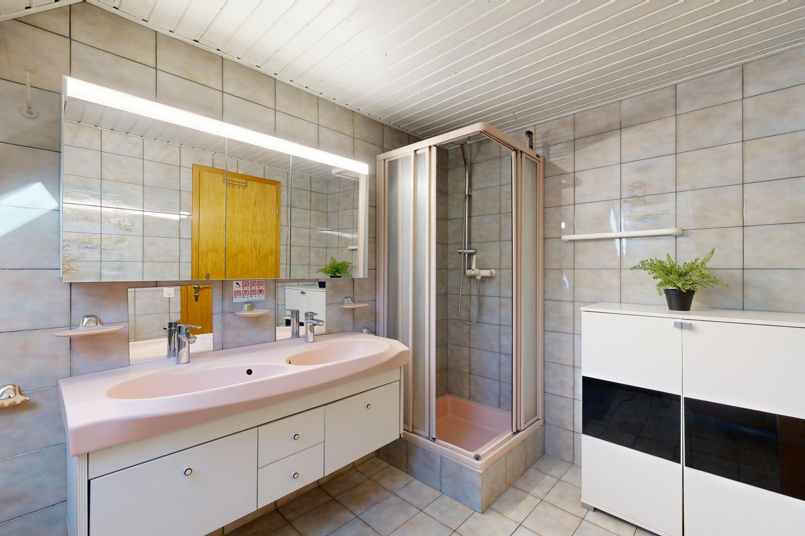 bad mit fliesenwand, tile wall, dusche, doppelwaschtisch, und komplettes badezimmer