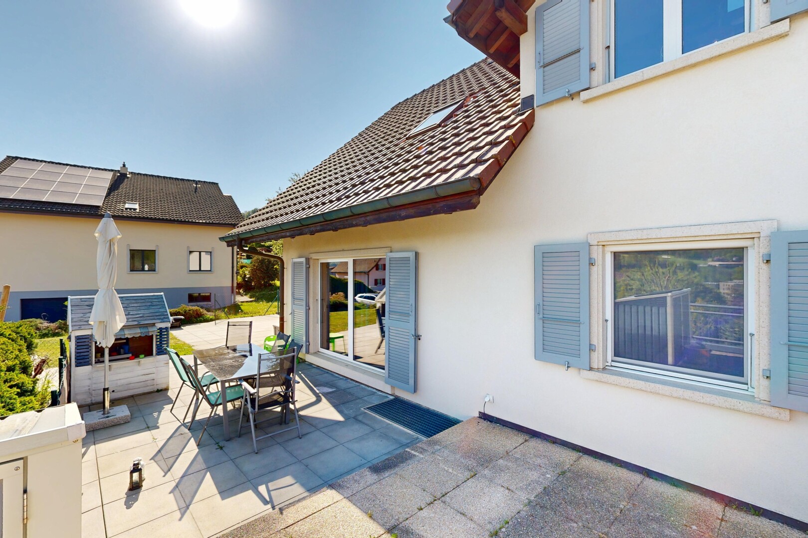 terrasse mit essbereich im freien, property visible, und day time