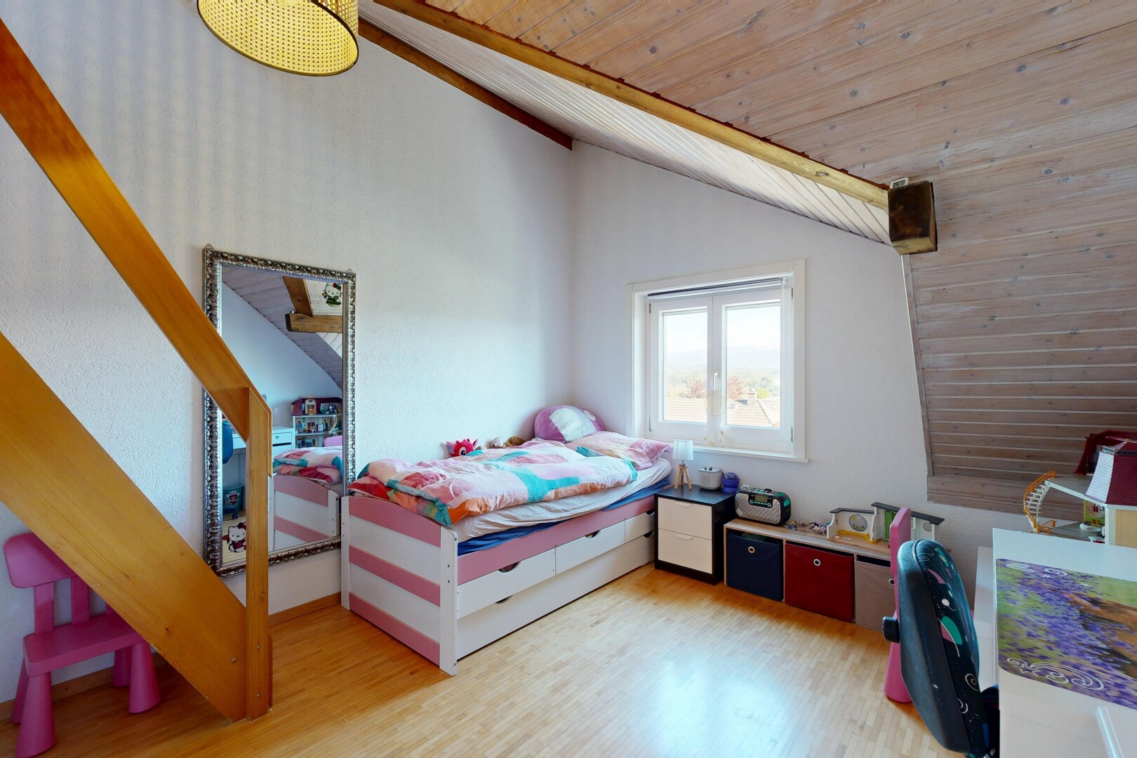 zimmer / schlafzimmer mit vaulted ceiling, dachschräge, wood ceiling, holzdecke, und light floor