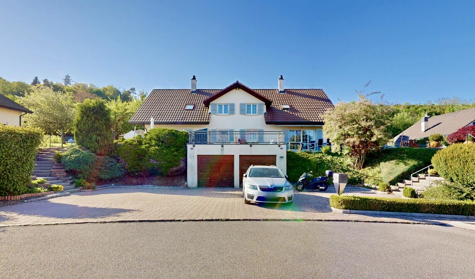 außenansicht mit schornstein, day time, auffahrt, eingebaute garage, und ziegeldach