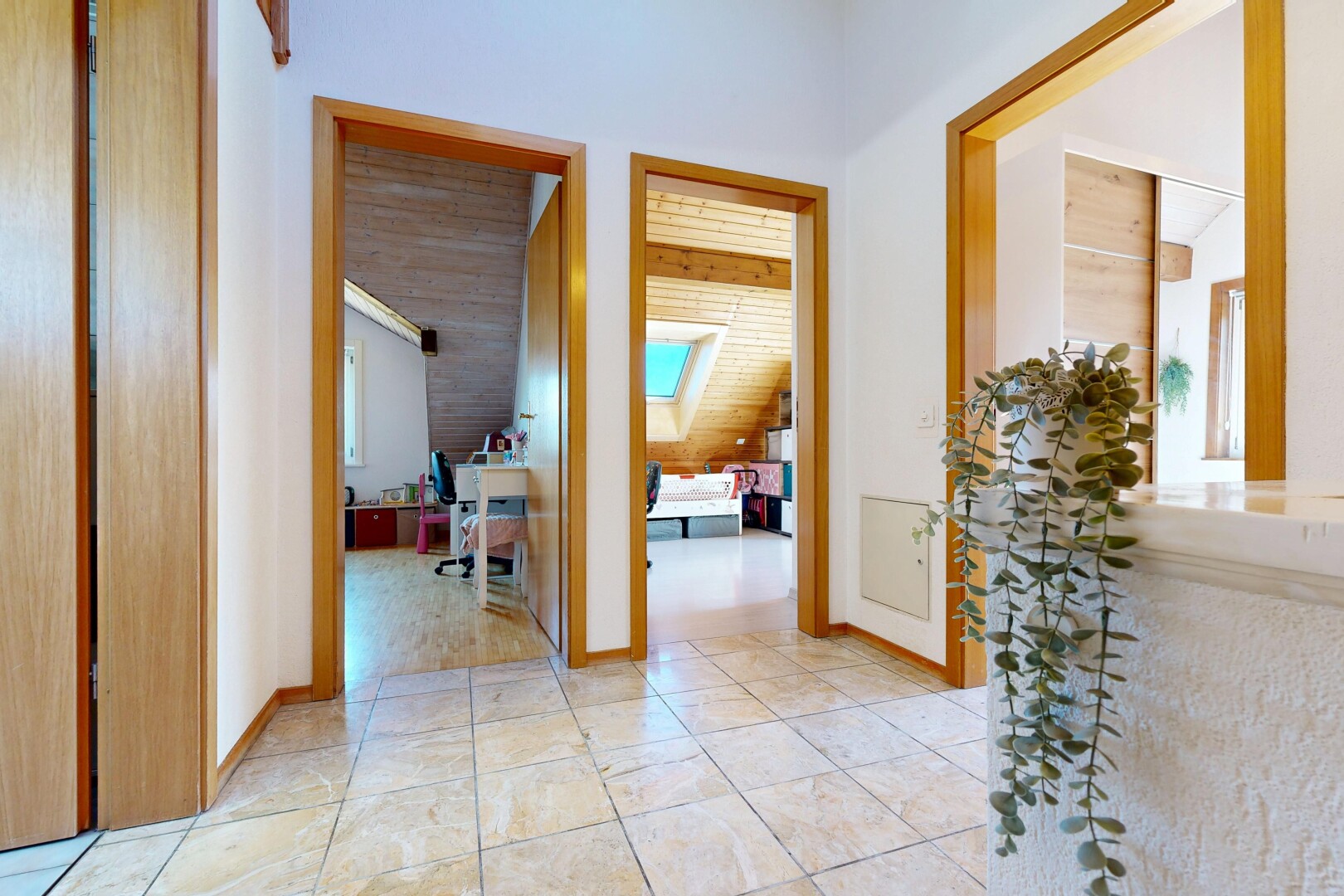 halle / korridor mit inside property, gipskartonwand, drywall, natürliches licht, und natural light