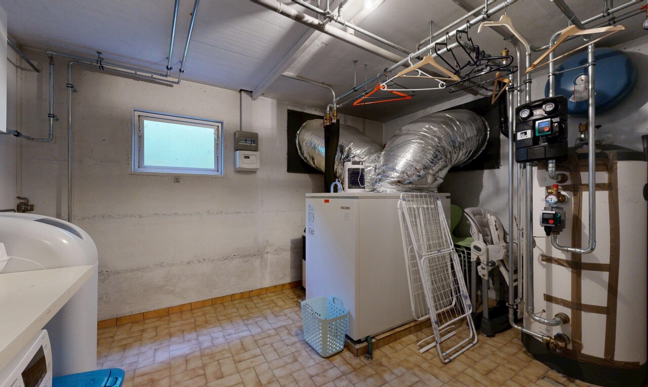 wäschekammer mit natürliches licht, natural light, inside community, garage, und light floor