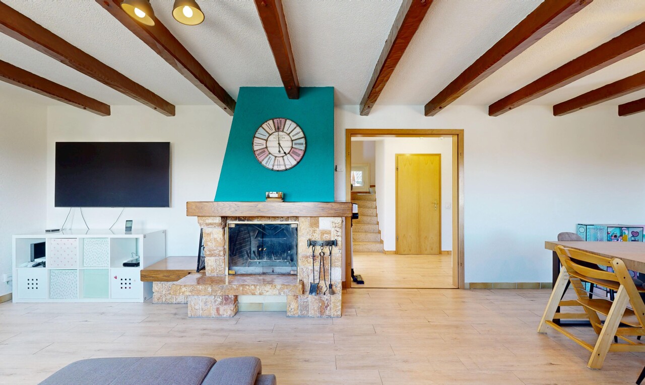 wohnzimmer mit holzfußboden, wood finish floor, fernseher, gipskartonwand, und drywall
