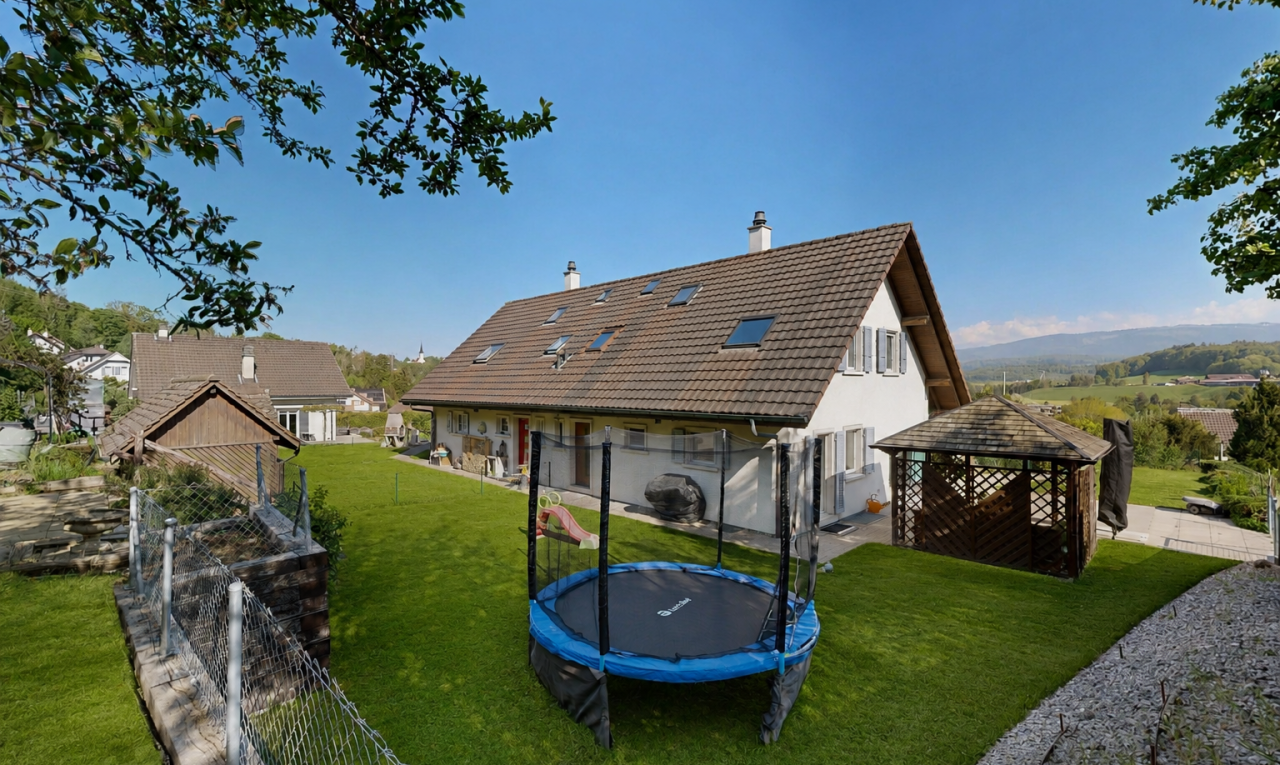 façade avec cheminée, pelouse, day time, property visible, et trampoline