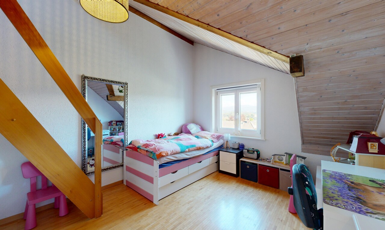 zimmer / schlafzimmer mit vaulted ceiling, dachschräge, wood ceiling, holzdecke, und light floor