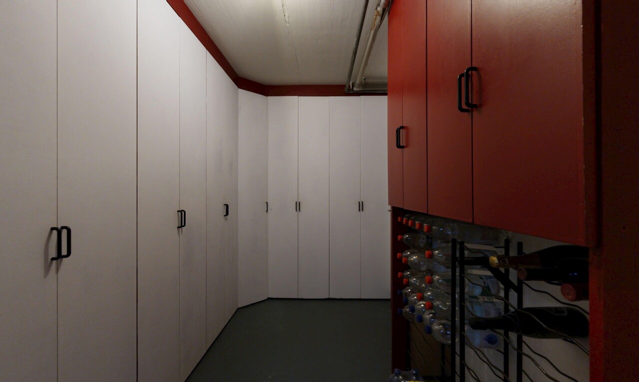 zimmer / schlafzimmer mit inside property und dark floor