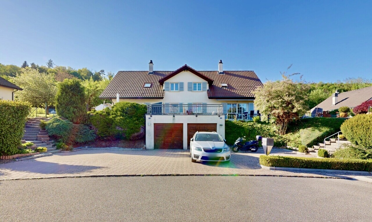 außenansicht mit schornstein, day time, auffahrt, eingebaute garage, und ziegeldach