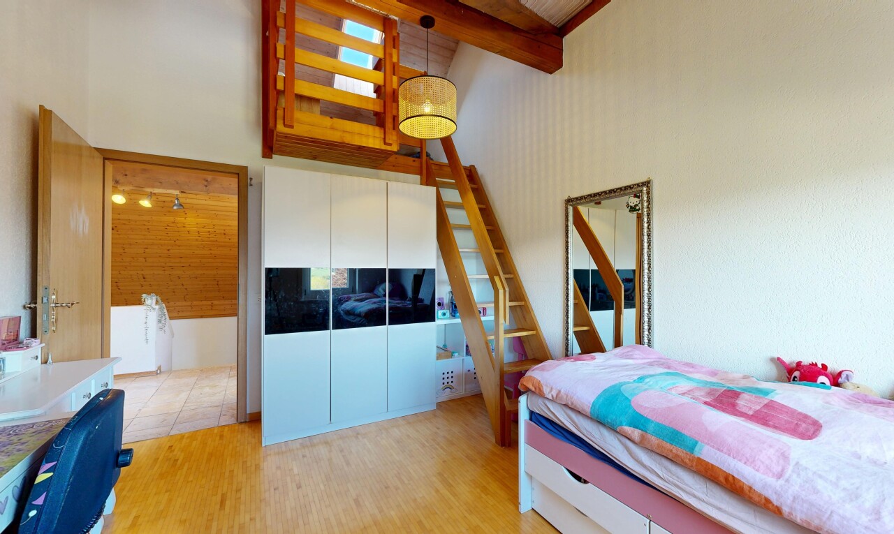 zimmer / schlafzimmer mit wood finish floor, holzfußboden, high ceiling, hohe decke, und beamed ceiling