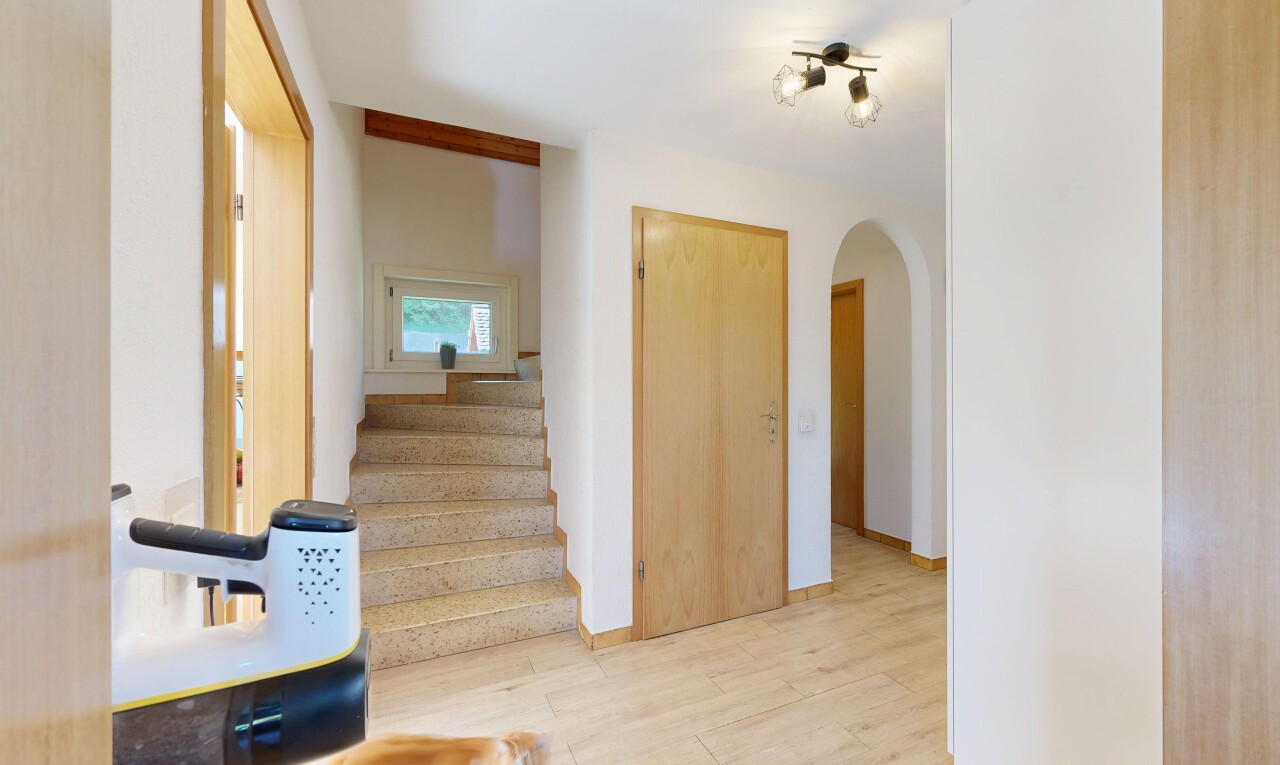 treppe mit treppen, holzfußboden, wood finish floor, gewölbte gehwege, und inside property