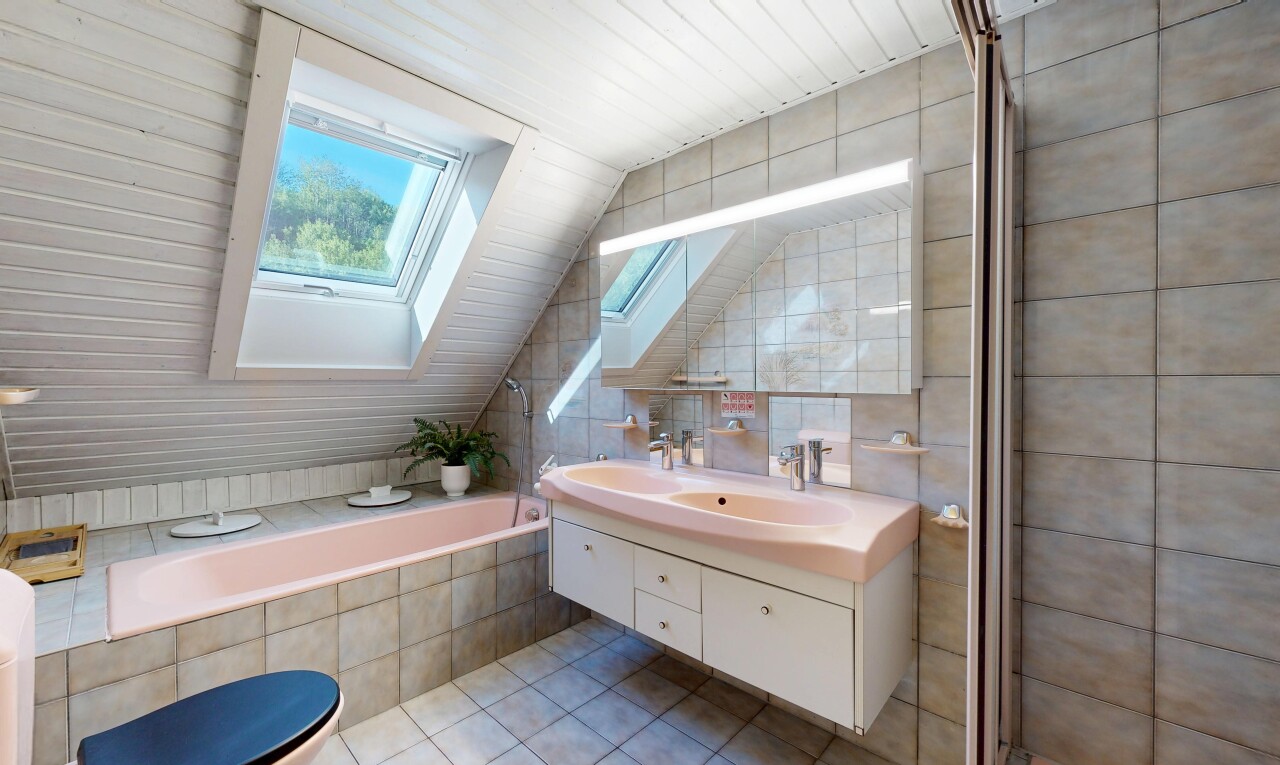 bad mit doppelwaschtisch, komplettes badezimmer, inside property, tile floor, und fliesenboden