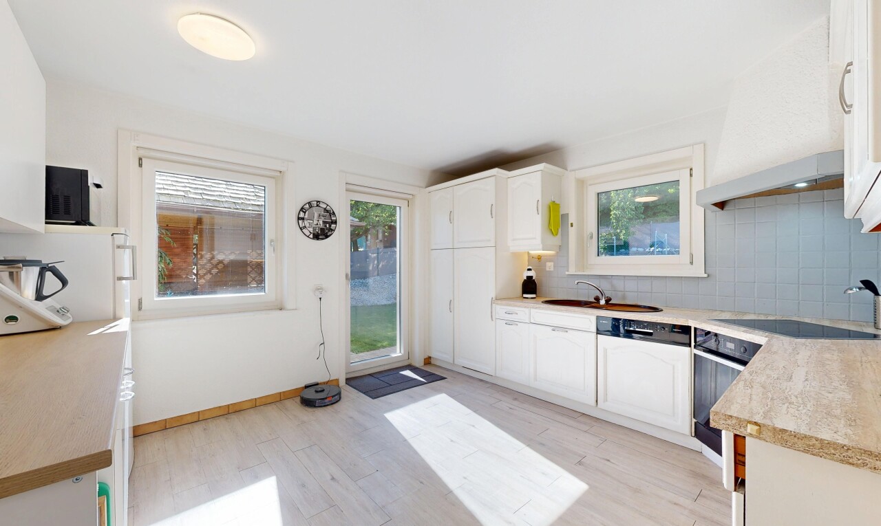 küche mit bogenförmige schränke, arched cabinets, arbeitsplatten, light countertops, und light floor
