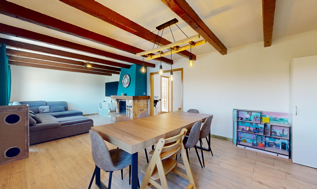 wohn- / esszimmer mit kamin, inside property, balkendecke, beamed ceiling, und gipskartonwand