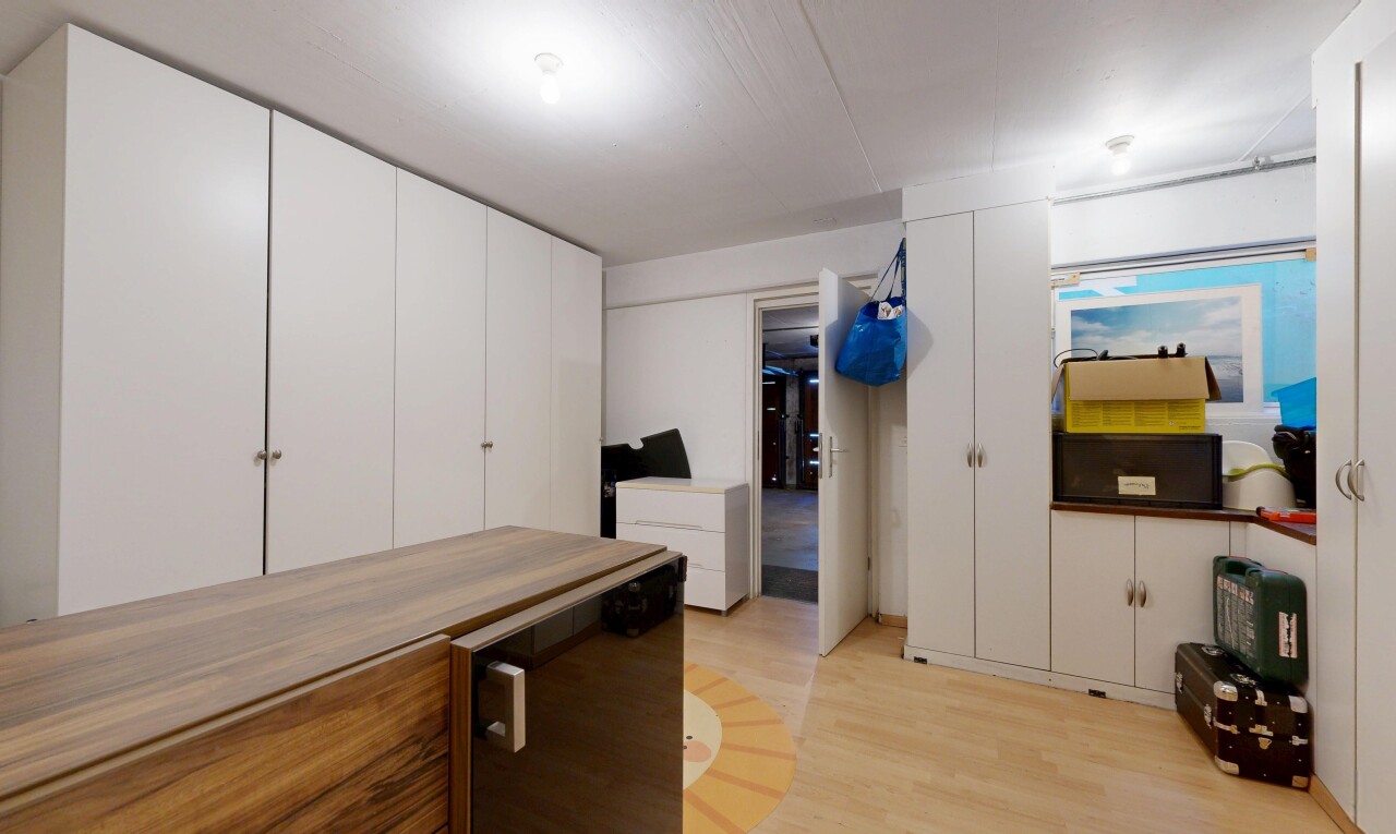 zimmer / schlafzimmer mit light floor, inside property, holzfußboden, und wood finish floor