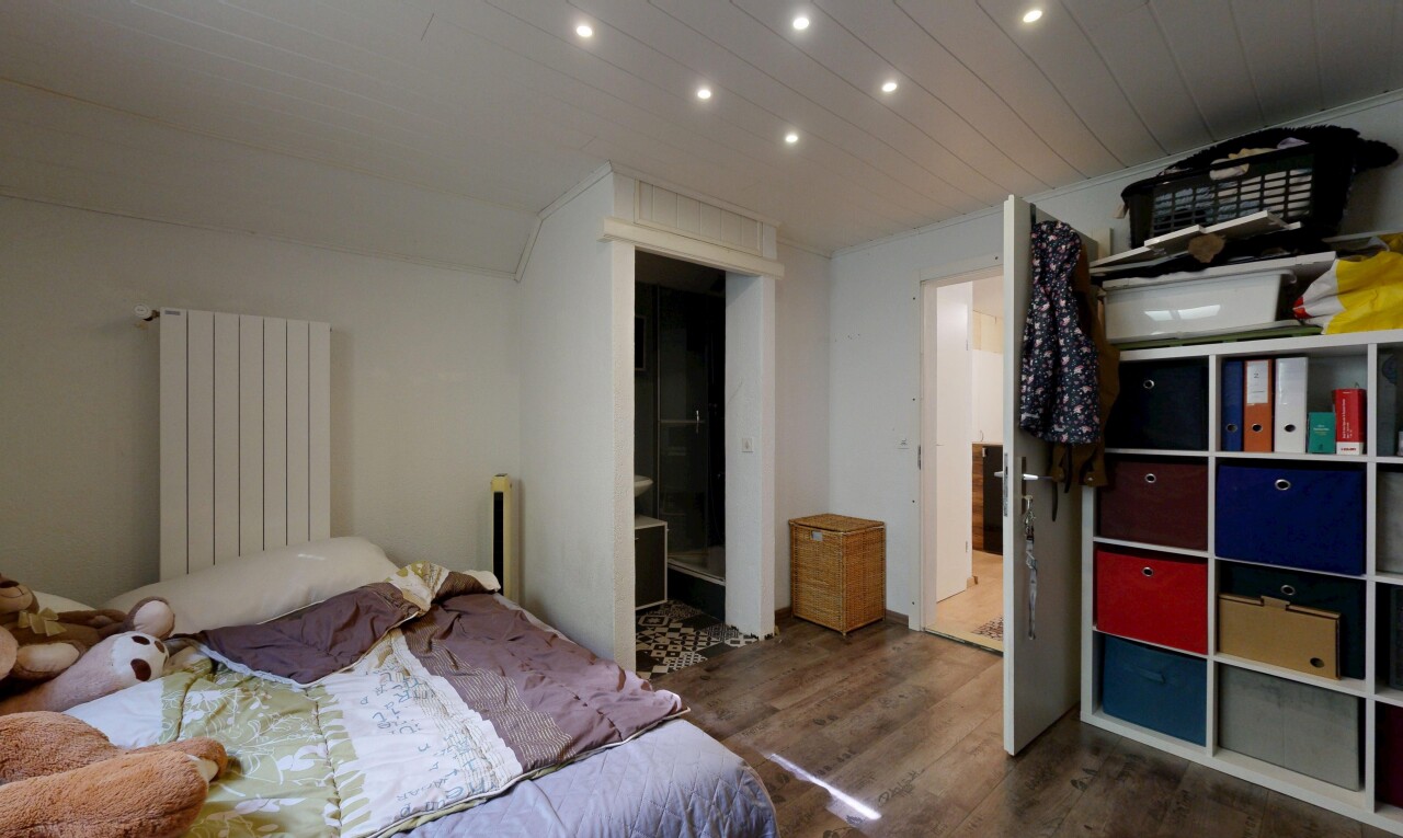 zimmer / schlafzimmer mit kühler, holzfußboden, wood finish floor, inside property, und einbauleuchten