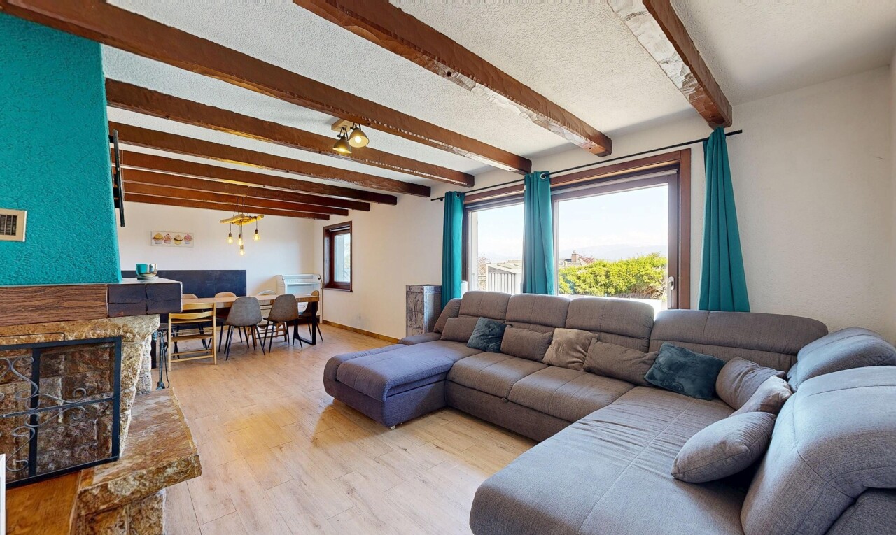 wohn- / esszimmer mit inside property, beamed ceiling, balkendecke, natural light, und natürliches licht
